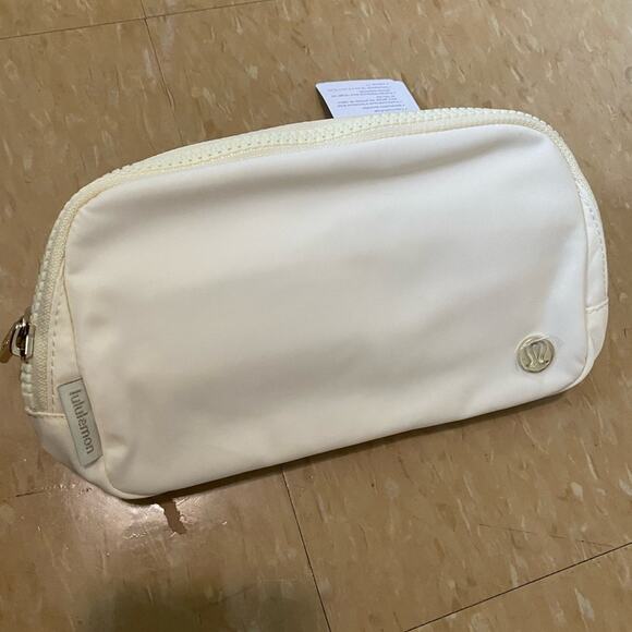 NWT Lululemon Everywhere Belt Bag 1L - Picture 3 of 5